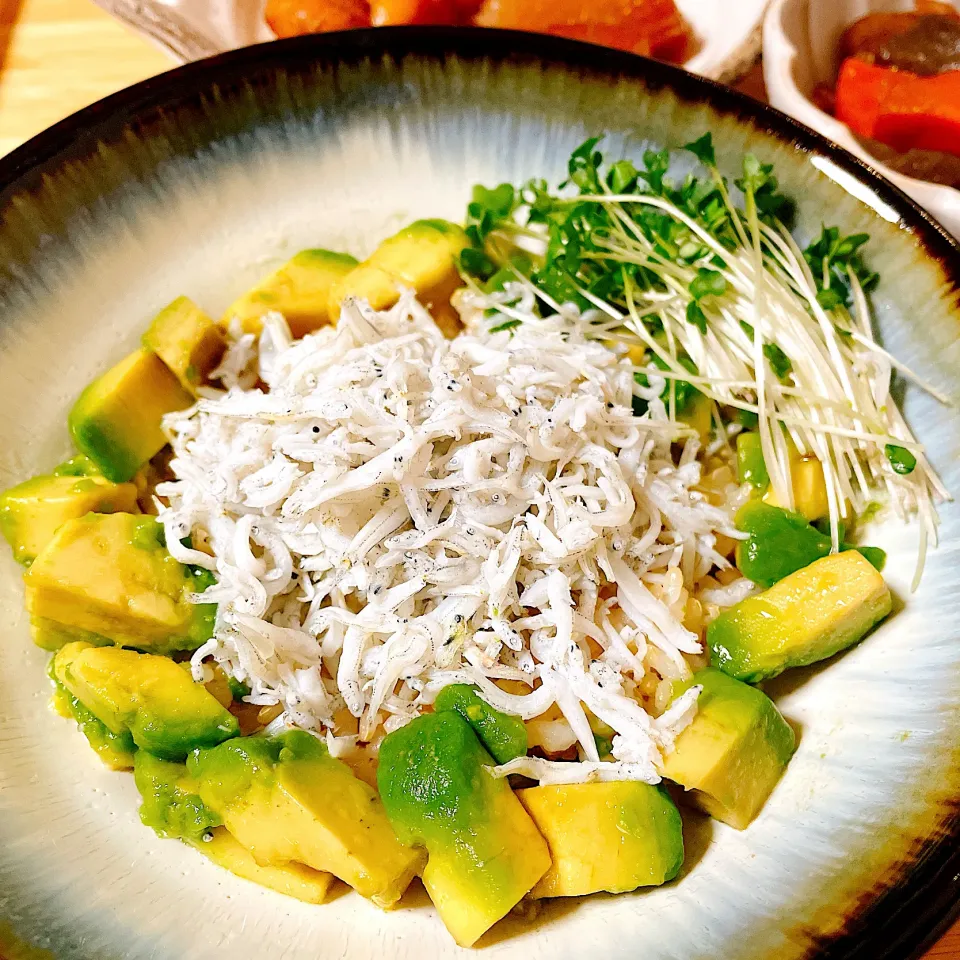 Snapdishの料理写真:⭐️アボカドしらす丼⭐️|Laniさん