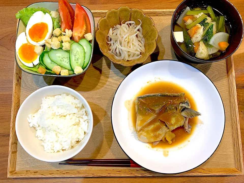 昨日の夜ご飯(鯖の味噌煮、シーザーサラダ、もやしナムル、けんちん汁)|cocomikaさん