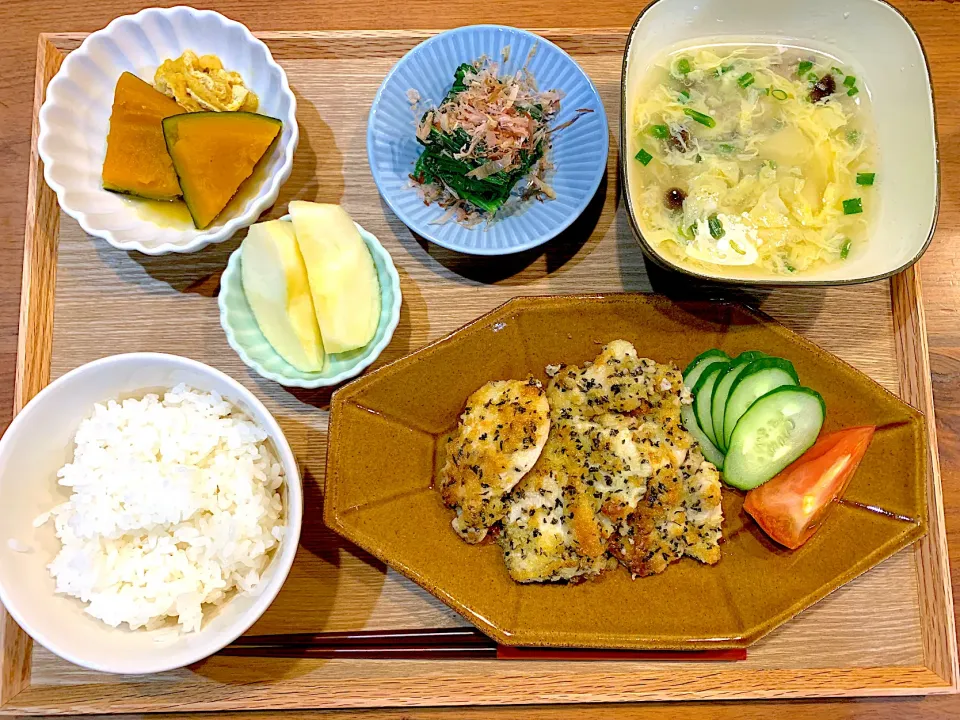 Snapdishの料理写真:今日の夜ご飯(チキンのバジルチーズパン粉焼き、かぼちゃの煮物、ほうれん草お浸し、きのこと豆腐のネギ玉スープ、りんご)|cocomikaさん