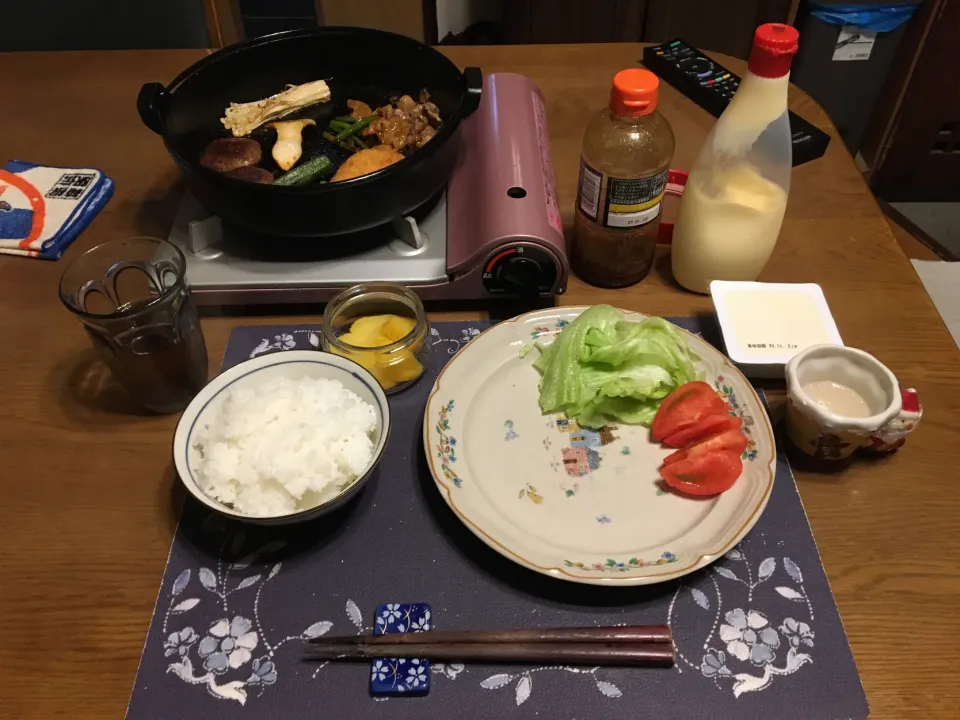 ご飯、鉄鍋焼き(味付牛肉バラカルビ、椎茸、えのき茸、オクラ、エリンギ、青唐辛子)、サラダ、冷奴、沢庵、六条麦茶、森永マミーの寒天(夕飯)|enarinさん