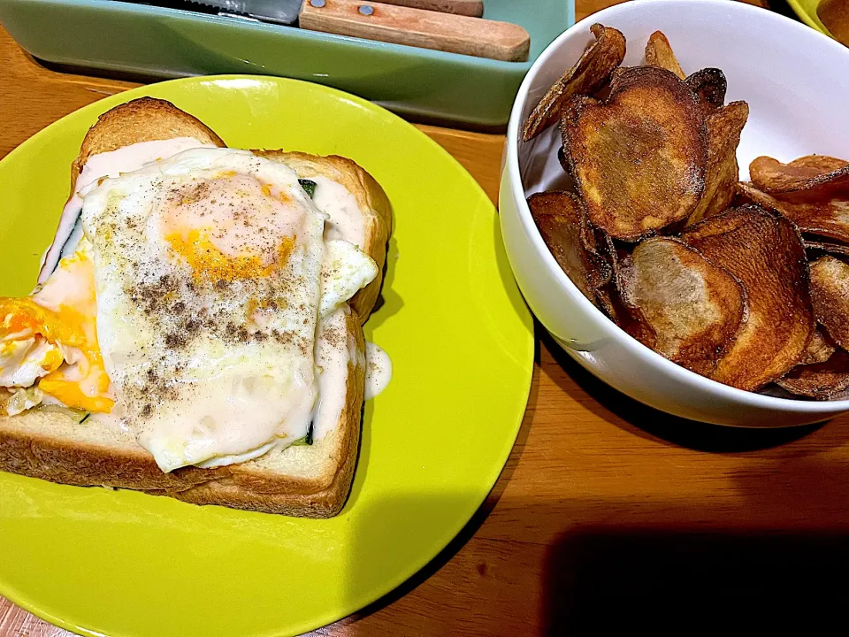 TV版 名探偵コナン シーズン22 を観ながら #夕飯　ホタテドレッシング目玉焼きトースト、手作りポテチ|ms903さん