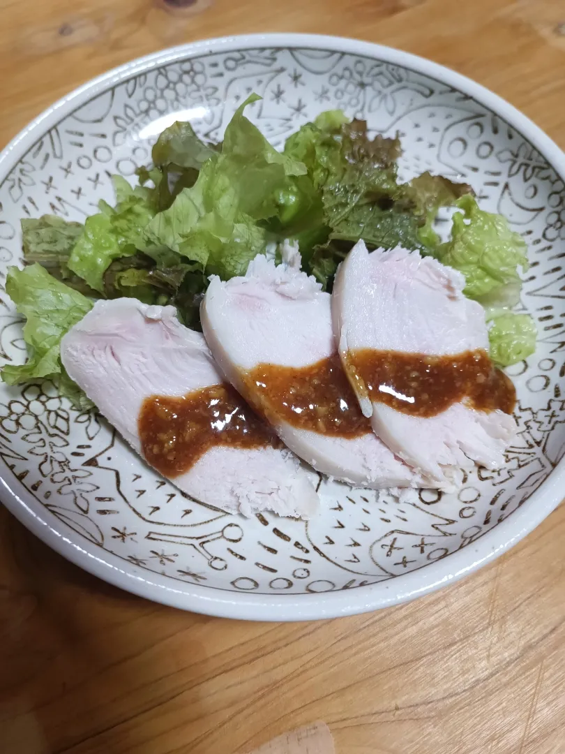 塩麹で作ったサラダチキン万能味ソースがけ|はるさん