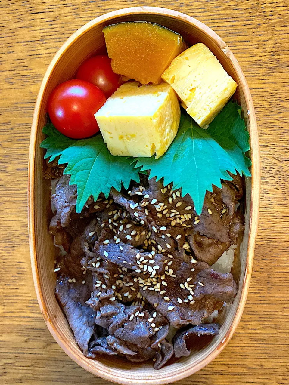 焼肉丼、卵焼き、かぼちゃ甘煮、トマト|chobi3さん