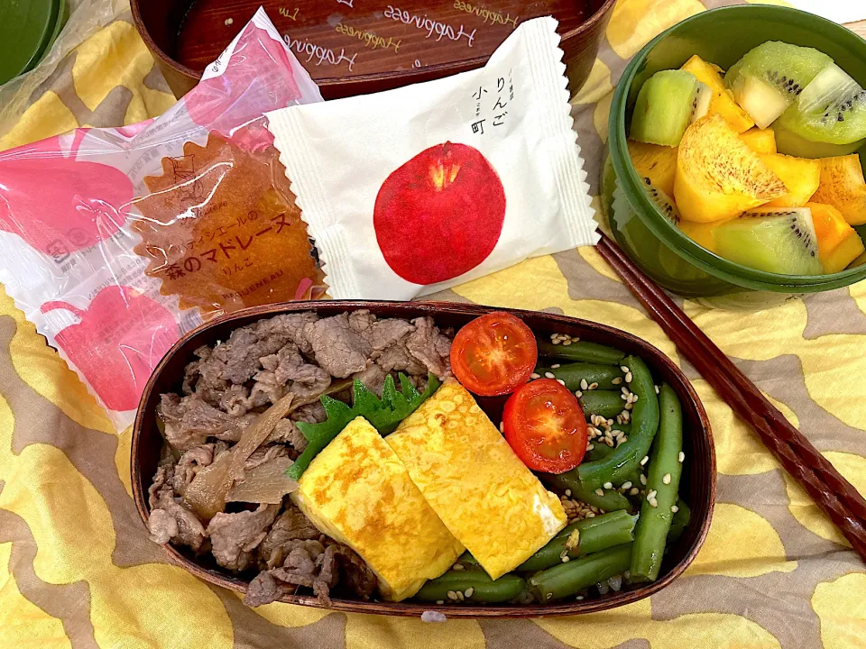 のっけ弁当。牛肉とごぼうのにてみました。頂き物のお菓子が2個。|ナタママさん