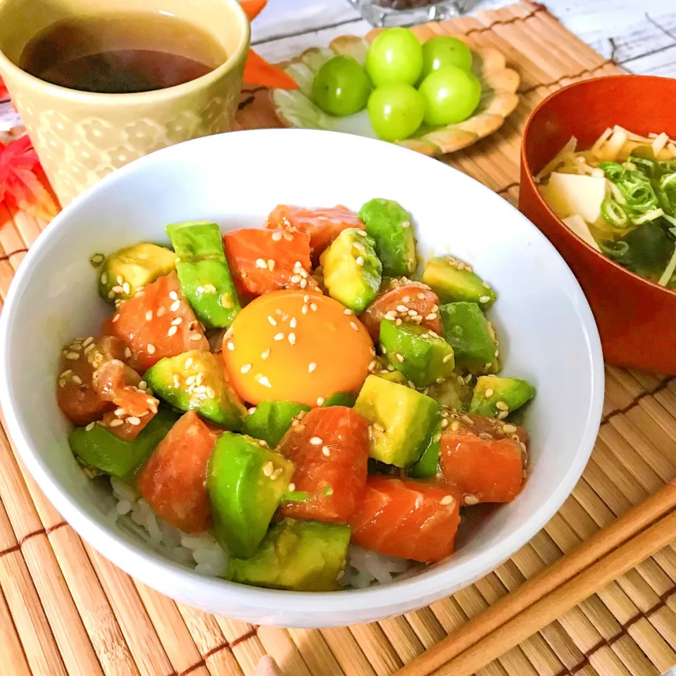 サーモンとアボカドのポキ丼風|ハマーさん