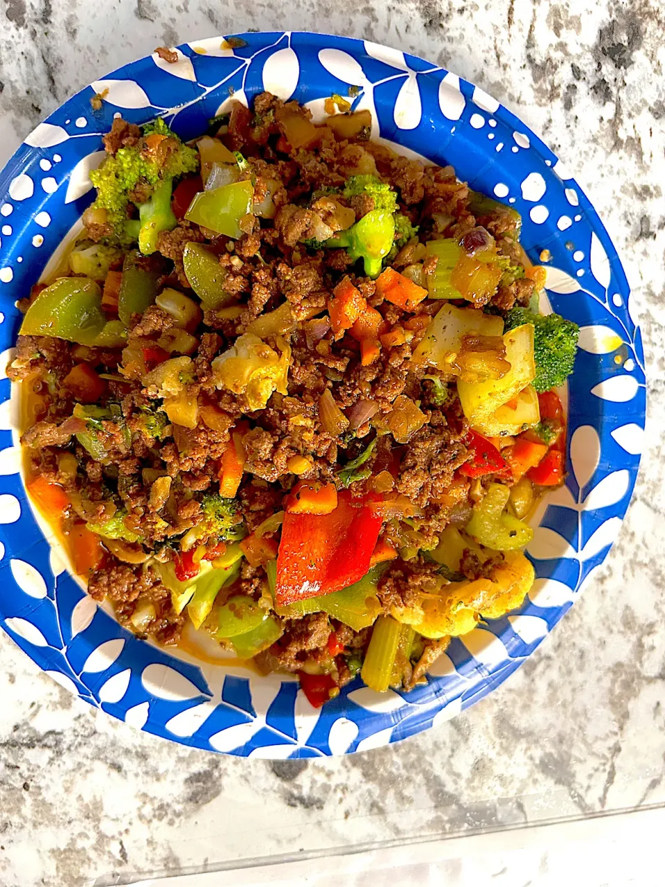 Ground beef, mushrooms, red pepper, green peppers, yellow peppers, onions, broccoli, carrots, celery teriyaki sauce cheese, and cauliflower|Kareem Boogieさん