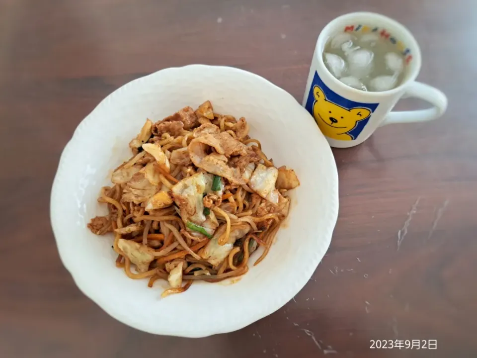 Snapdishの料理写真:2023年9月2日の昼ご飯
ソース焼きそば
焼酎水割り|ソラ♂のご飯さん