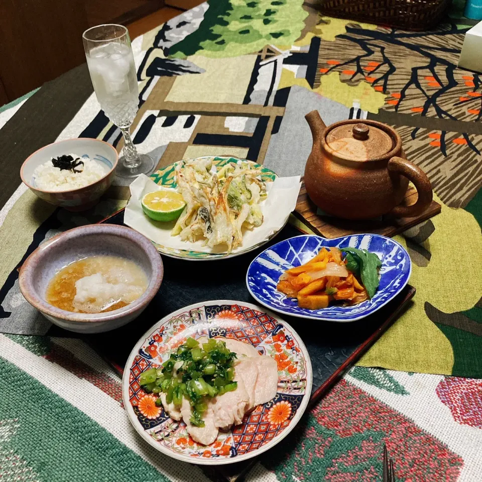 Snapdishの料理写真:grandmaの晩ごはん☆ 今夜はさつま芋、ゴボウ、玉ねぎ､ピーマン🫑のかき揚げ…胸肉ハムの小松菜ドレッシングかけ…柿とキムチの和えもの。頂きます|kaoriさん