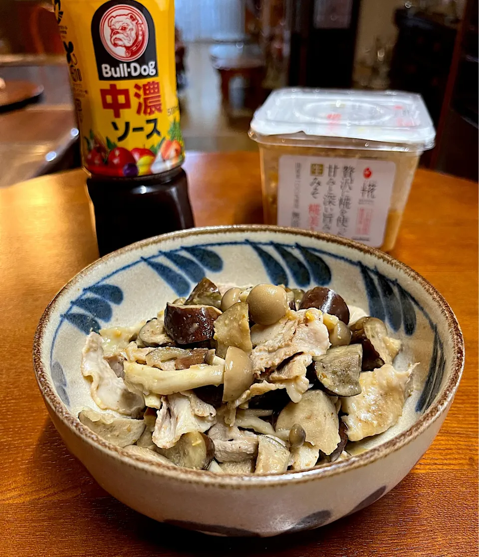 茄子🍆しめじ🍄豚バラ万能ソース炒め|henryさん