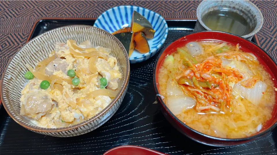 Snapdishの料理写真:親子丼と肉なしキムチ入り野菜汁|kittykittyさん