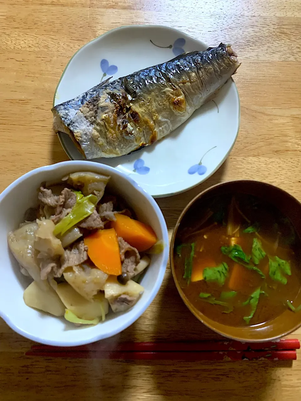 鯖の塩焼き、山形芋煮、大根菜と豆腐の味噌汁⭐️|kaokaoさん