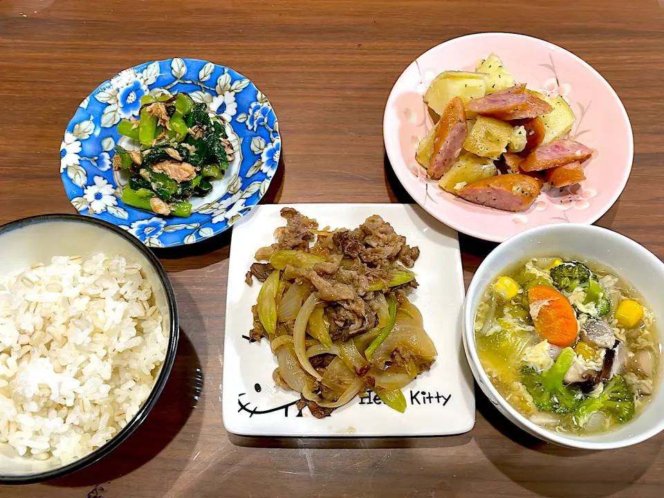 Snapdishの料理写真:セロリと牛小間のオイスター炒め　色々野菜の和風かき玉スープ　ソーセージでジャーマンポテト　小松菜とツナのあっさり和え|おさむん17さん