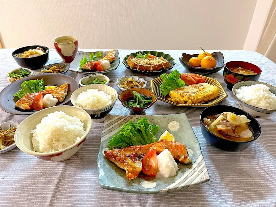 鮭のカマ焼き🐟メインの晩ごはん🍚|ゆかりさん