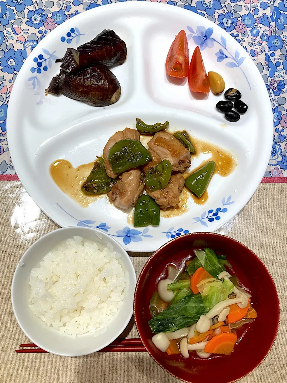 鶏ももピーマン炒めと茄子焼きと野菜スープ|おしゃべり献立さん