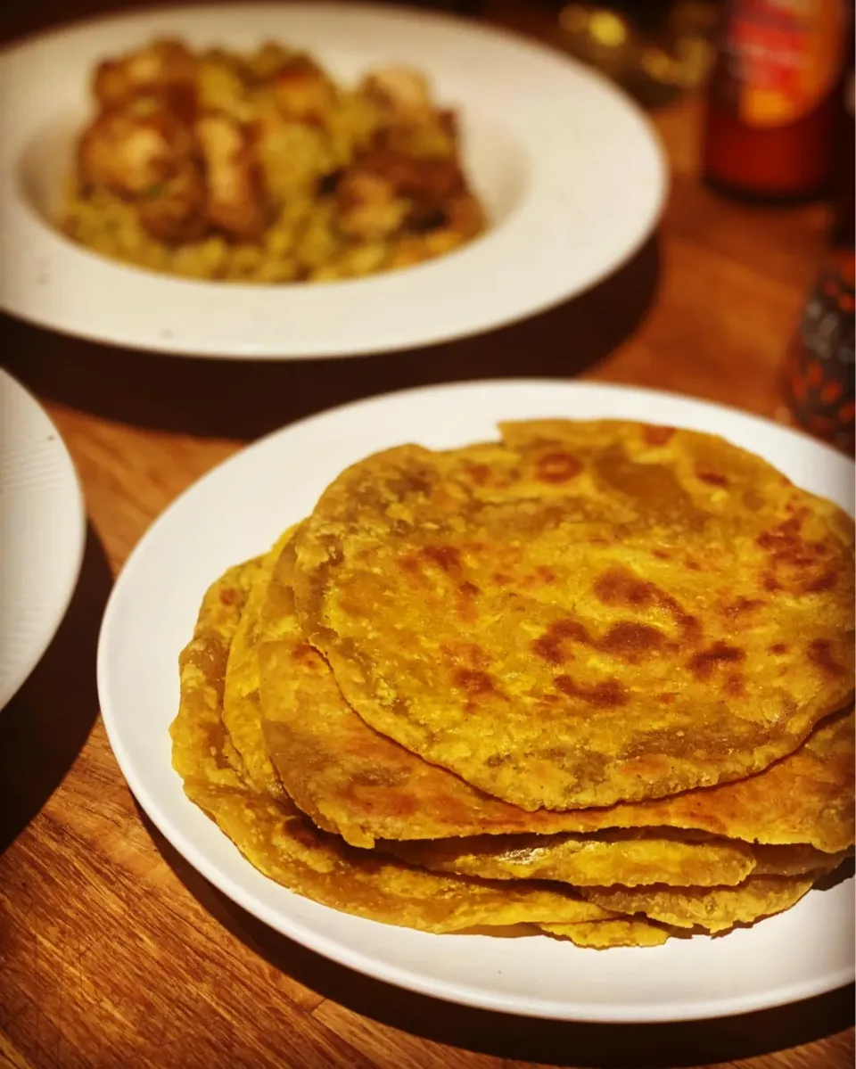 Dinner ! Dinner ! 
Curry Fried Chicken with Rice & Mixed Beans with Fresh Garlic 
With a side of Homemade Curry Roti’s 
#curry #chickenrice #chefemanuel 
#homec|Emanuel Hayashiさん