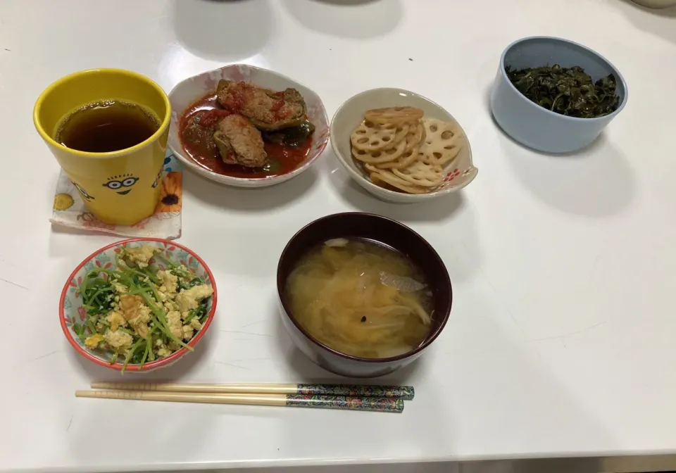 晩御飯☆ピーマンの肉詰め☆豆苗の卵炒め☆れんこんのきんぴら☆ピーマンの葉の佃煮☆みそ汁（白菜・玉葱・しめじ）|Saharaさん