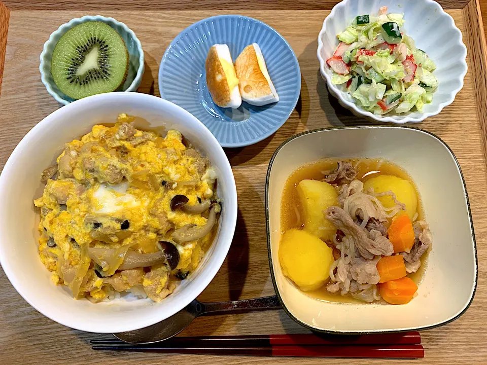 今日の夜ご飯(親子丼、肉じゃが、はんぺんチーズ、キャベツときゅうりの胡麻マヨサラダ、キウイ)|cocomikaさん