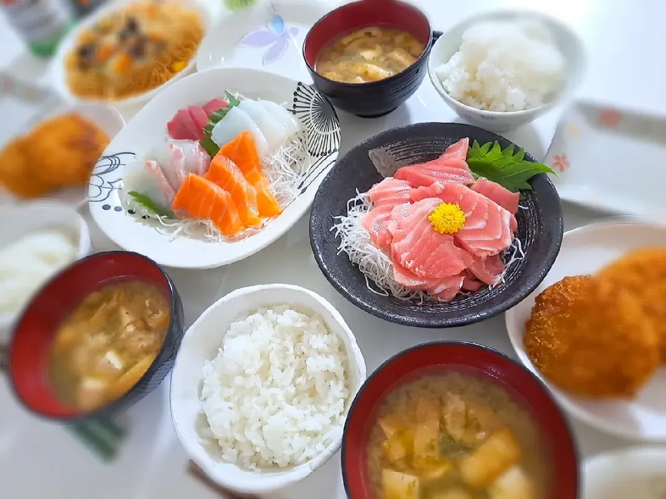 夕食(,,>᎑<,,)
お刺身
牛肉コロッケ
焼きビーフン
おみそ汁(カニのすり身、油揚げ、豆腐、あおさ)|プリン☆さん