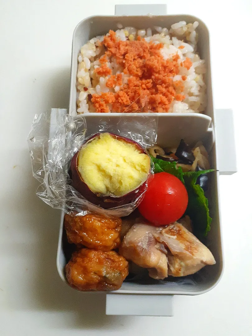 Snapdishの料理写真:☆中学生弁当☆雑穀鮭ごはん、切干大根、鶏塩麹焼き、焼き芋、薩摩揚げ、ミニトマト|ｼｮｺﾗさん