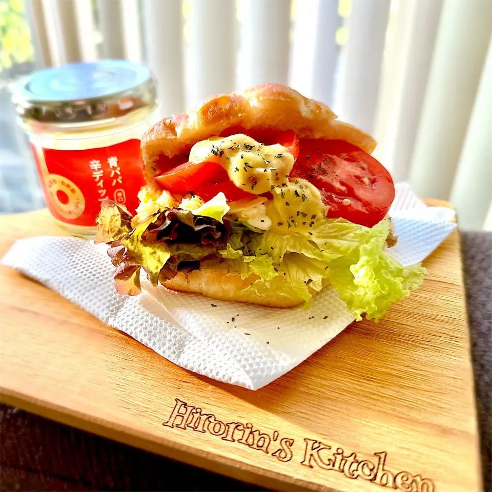 青パパ辛ディップでたっぷり野菜のサンドイッチ🥐|ひろりんさん