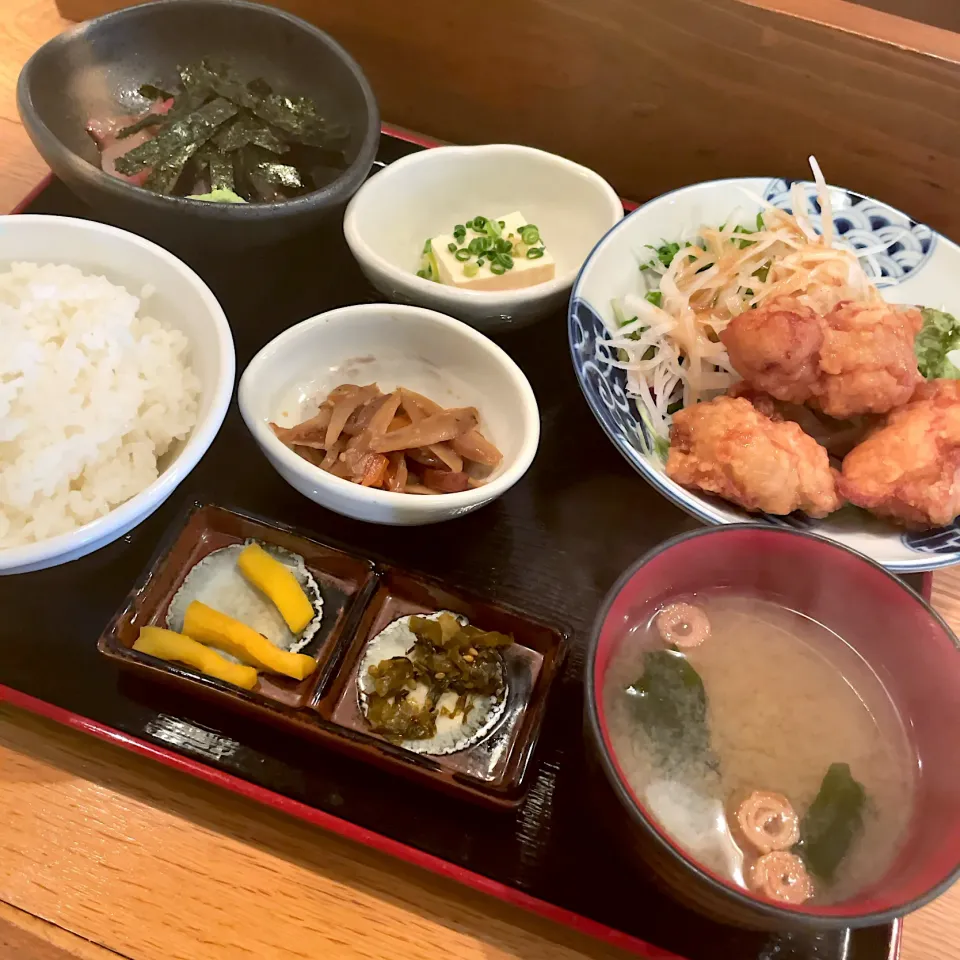 Snapdishの料理写真:胡麻カンパチとバリうま唐揚げハーフ|T. Wonderさん