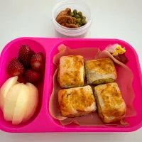 Snapdishの料理写真:冷凍してあったチキンパイ弁当|s-tさん