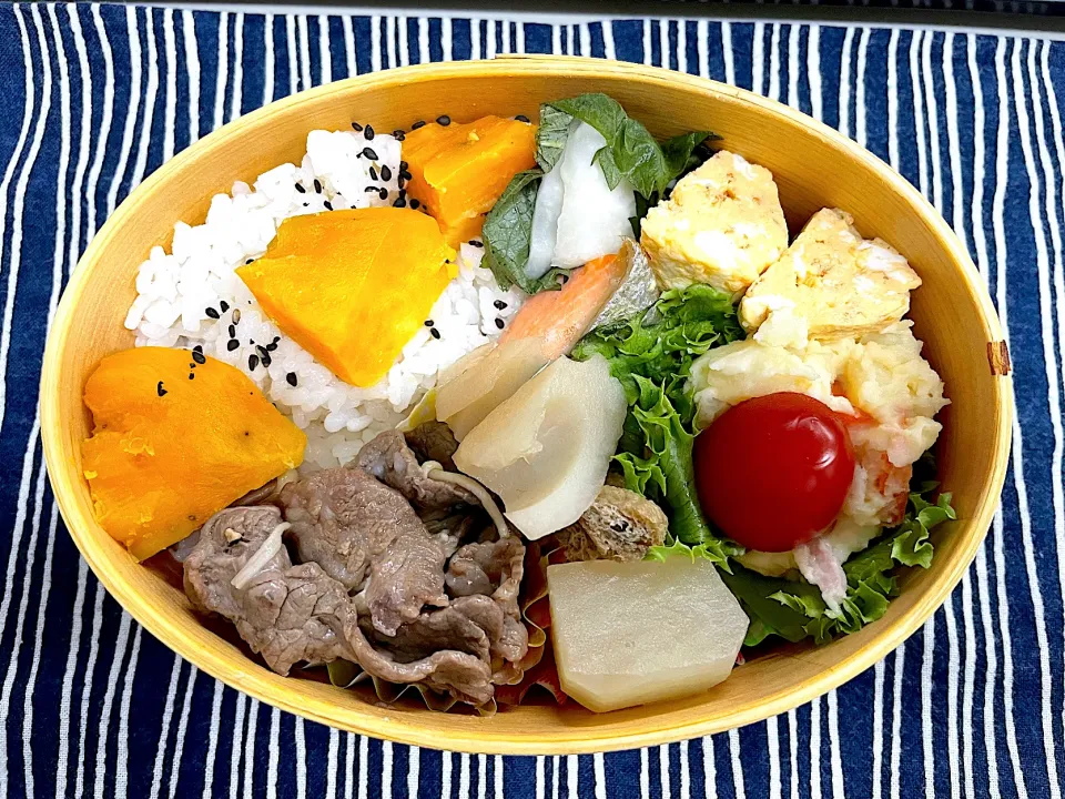 焼肉、玉子焼き、焼鮭、お漬物、ポテトサラダの安納芋ご飯🍱|なお🅿️さん