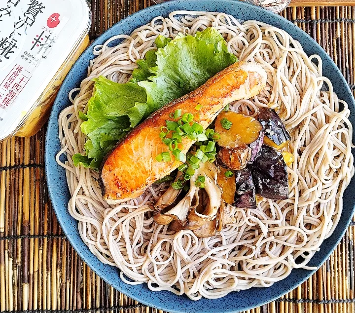 🍁🍂秋鮭の西京焼きと茄子の味噌煮トッピング蕎麦|ayaさん