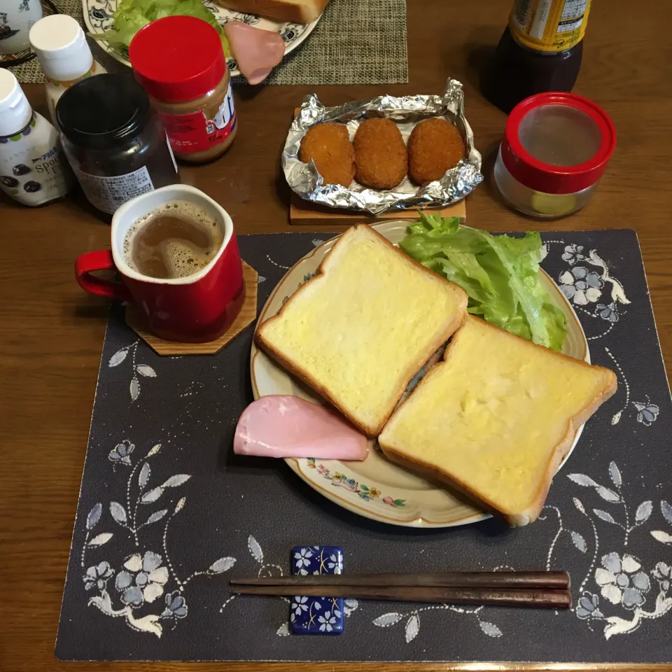 Snapdishの料理写真:トースト、各種スプレッド、舞茸と北海道産チーズ入りクリーミィコロッケ、レタス、ロースハム、沢庵、ホットコーヒー(朝ご飯)|enarinさん