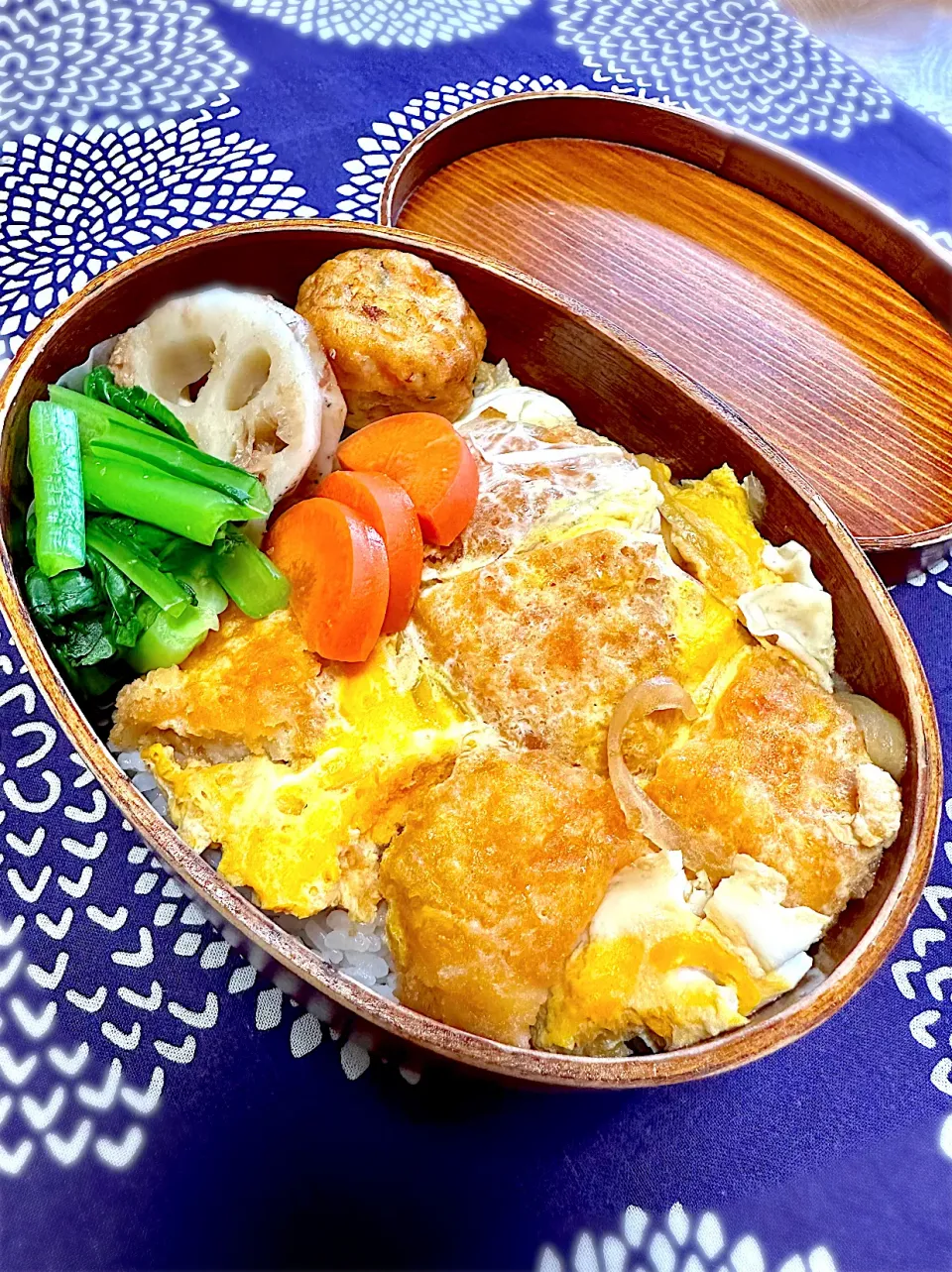 Snapdishの料理写真:「エビ寄せフライ」のカツ煮弁当　「えびとひじきのふんわり揚げ」を添えて|カモミールさん