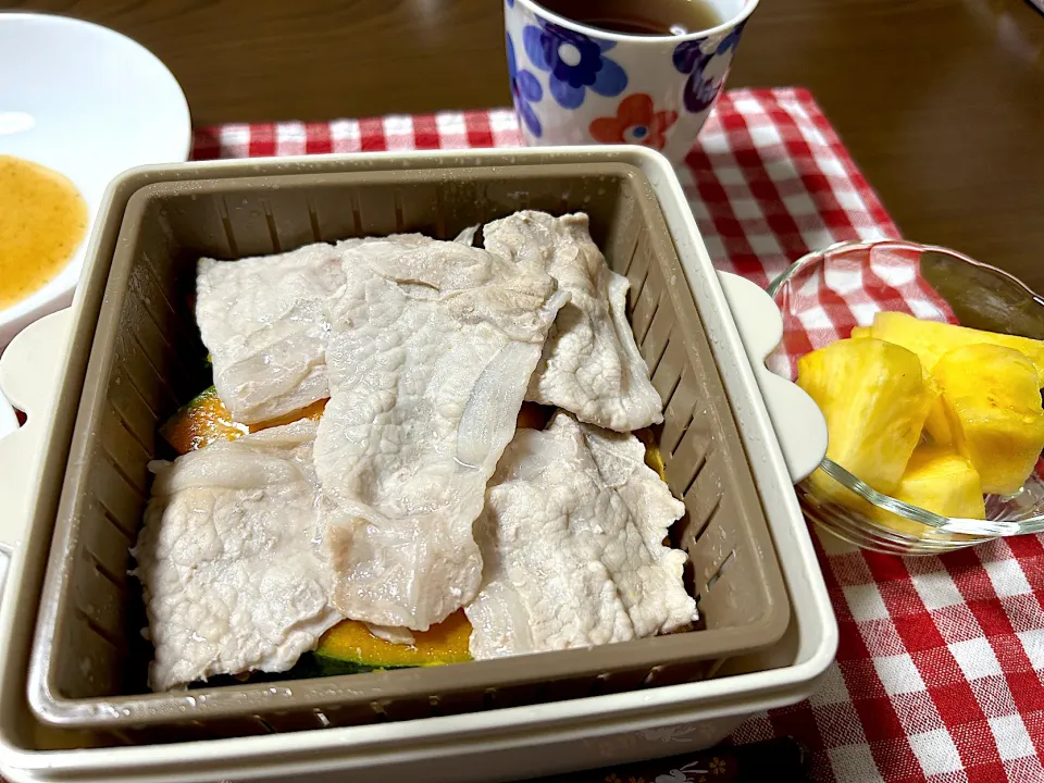 Snapdishの料理写真:豚肉と野菜のレンジ蒸し|Emiさん