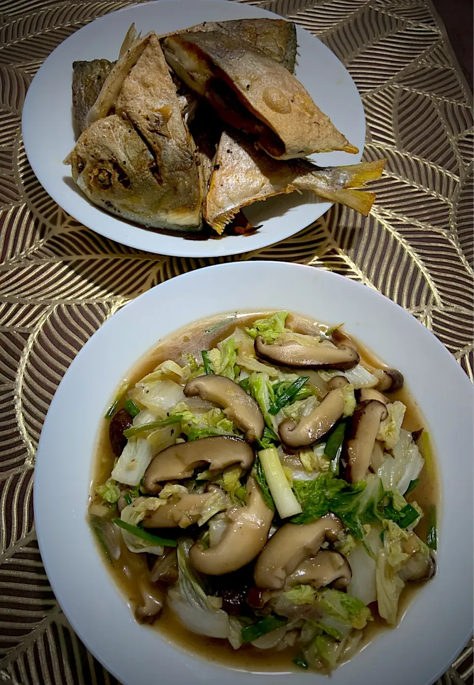 Chinese cabbage & shitake mushroom paired with fried pompret|Ahnneさん