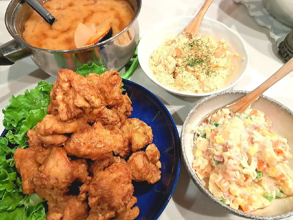 本日の晩御飯・鶏の唐揚げ、明太ポテトサラダ、ふつうのポテトサラダ、大根とニンジンの味噌汁|Sacchinさん