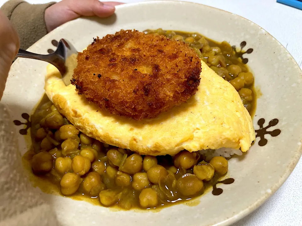 Snapdishの料理写真:＊揚げたてコロッケ＆ふわふわオムレツ乗せひよこ豆カレーライス🍛＊|＊抹茶＊さん