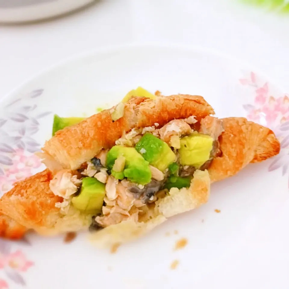 Salmon Avocado Croissant

Sauce - Thai salad dressing|2721_blissさん