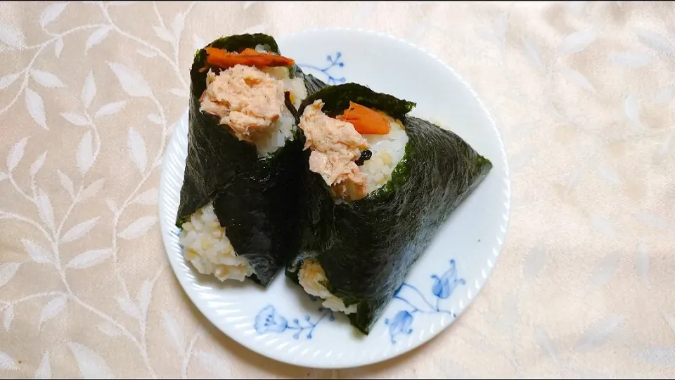 10/25の夜勤弁当
ツナマヨと梅干しのおにぎり🍙|卯月さん