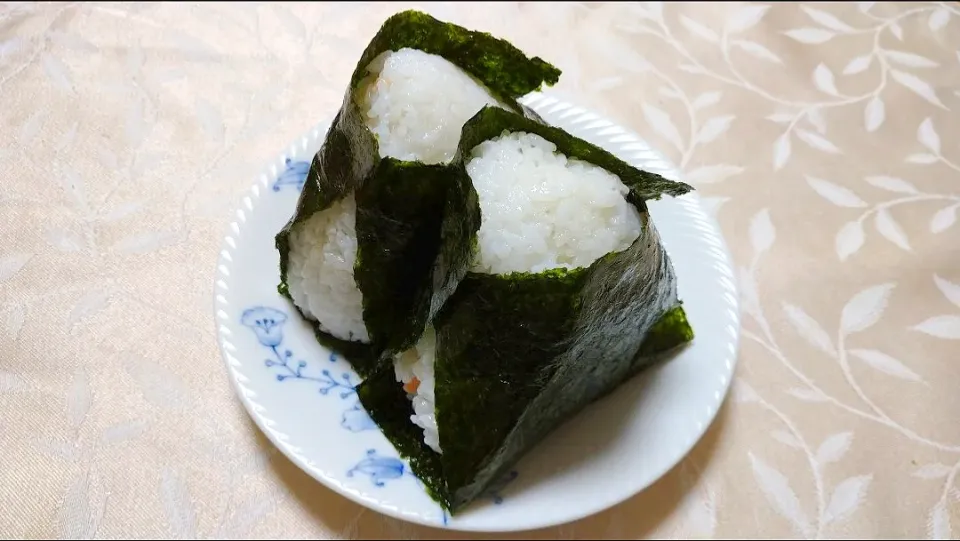 Snapdishの料理写真:10/26の夜勤弁当
塩鮭のおにぎり🍙|卯月さん