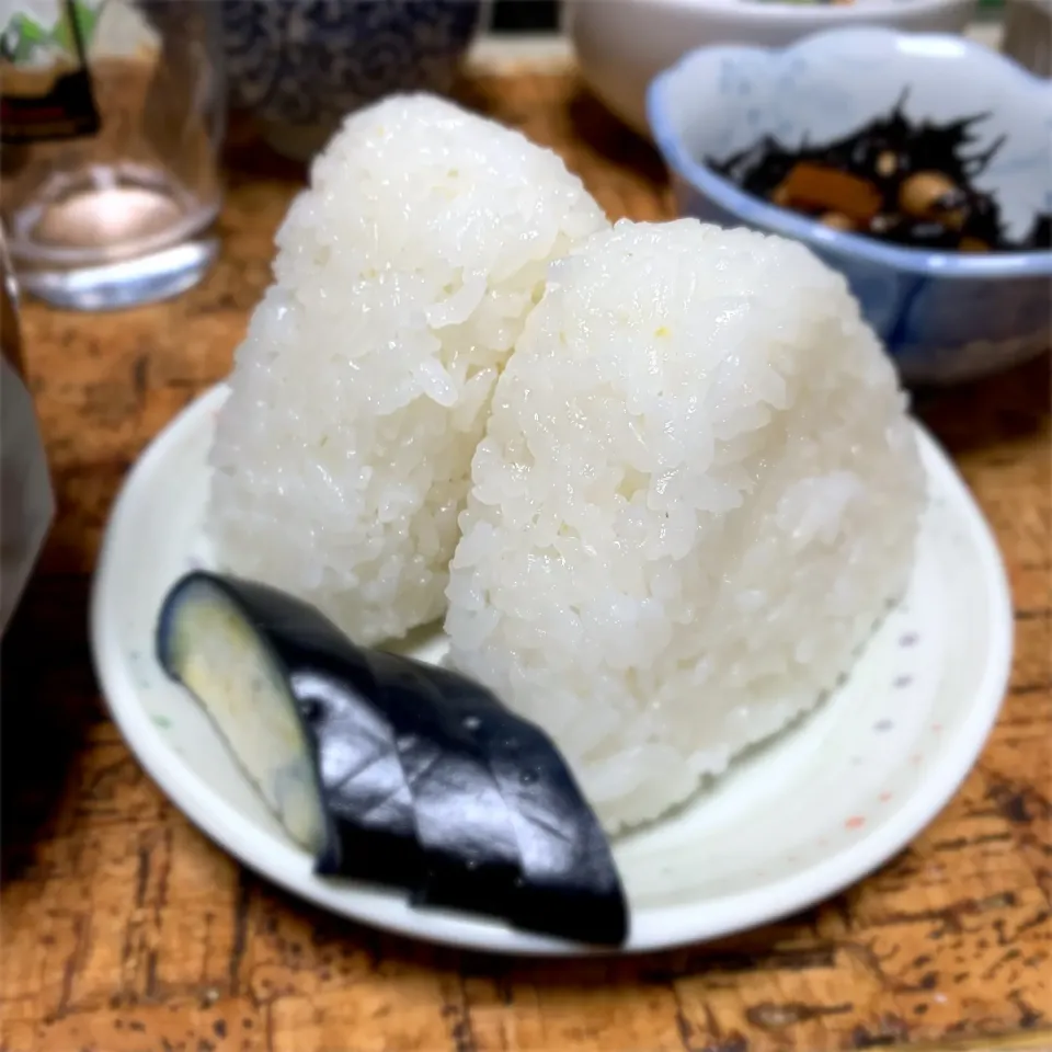 新米で塩むすび🍙🧂🍙|にょんにいさん