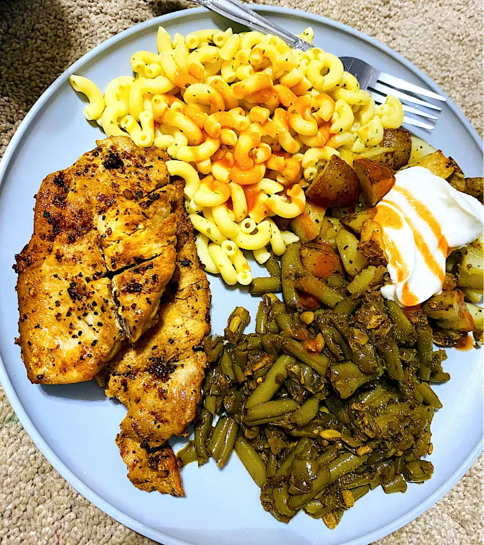 Season fried pork chops, fried green beans, butter, noodles, and seasoned potatoes baked in the oven|Debbieさん