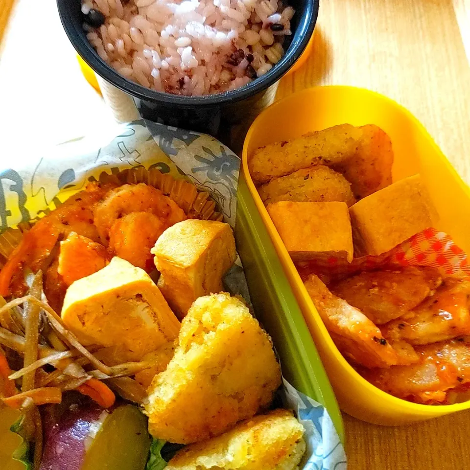 Snapdishの料理写真:今日のお弁当☘塩糀パウダーで下味　鶏チリ／あおさの♡ハッシュドポテト／きんぴらごぼう／お芋さん／21雑穀米|チョコさん