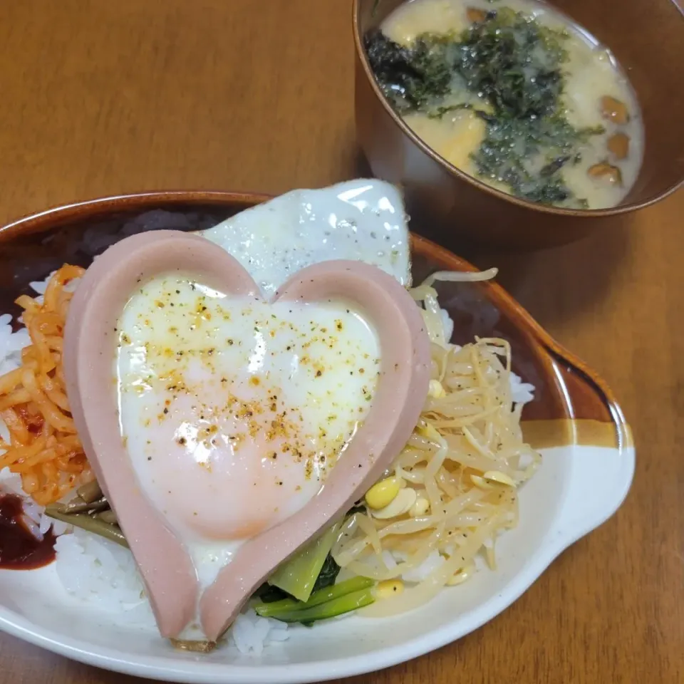 Snapdishの料理写真:ビビンバ丼と魚肉ソーセージ♥️|waiwaiさん