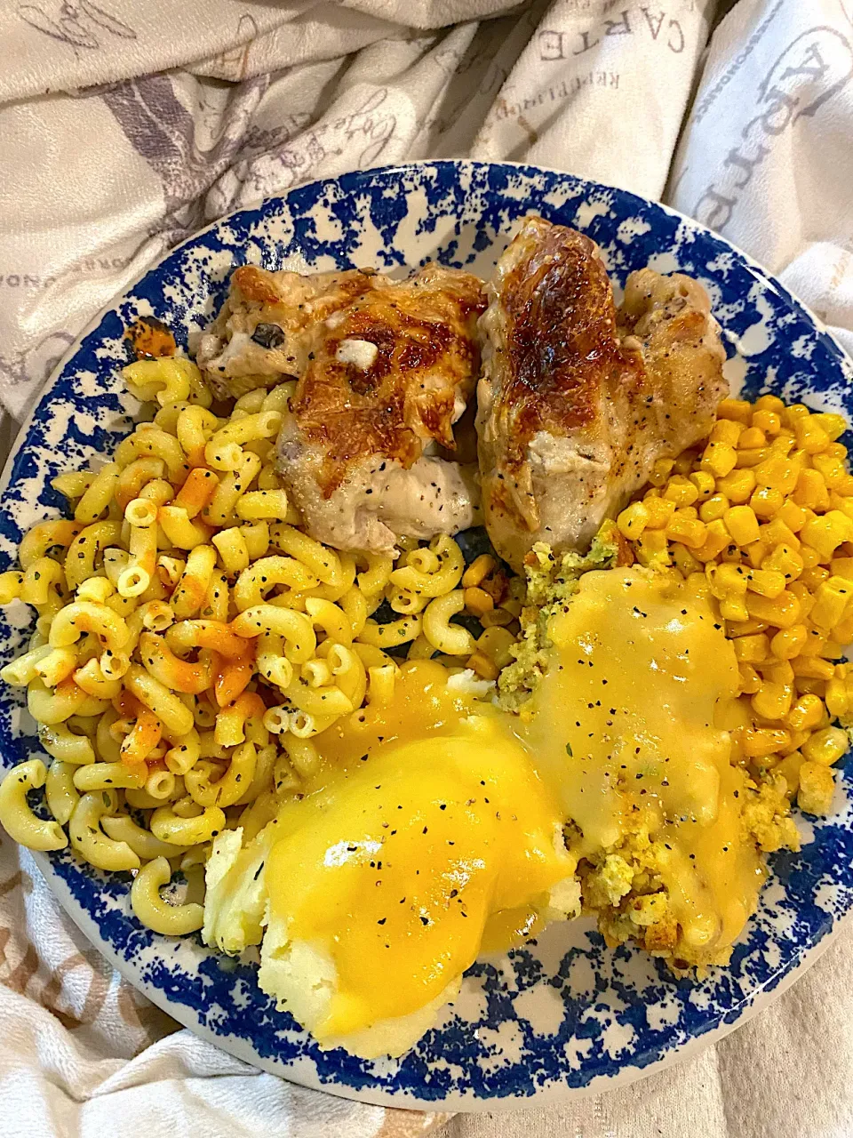 Cream of mushroom chicken mashed potatoes and gravy stuffing corn and butter noodles|Debbieさん