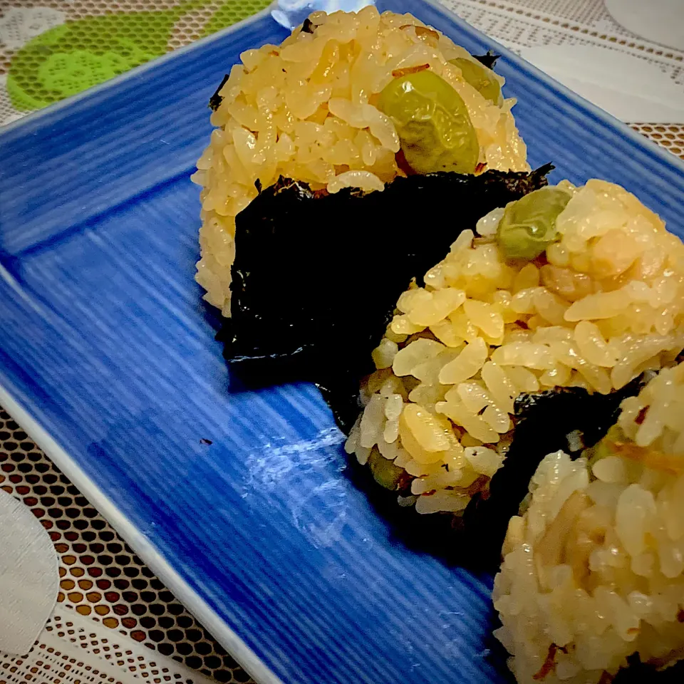 焼き鳥缶炊き込みご飯でおにぎり|Yuko Kobayashiさん