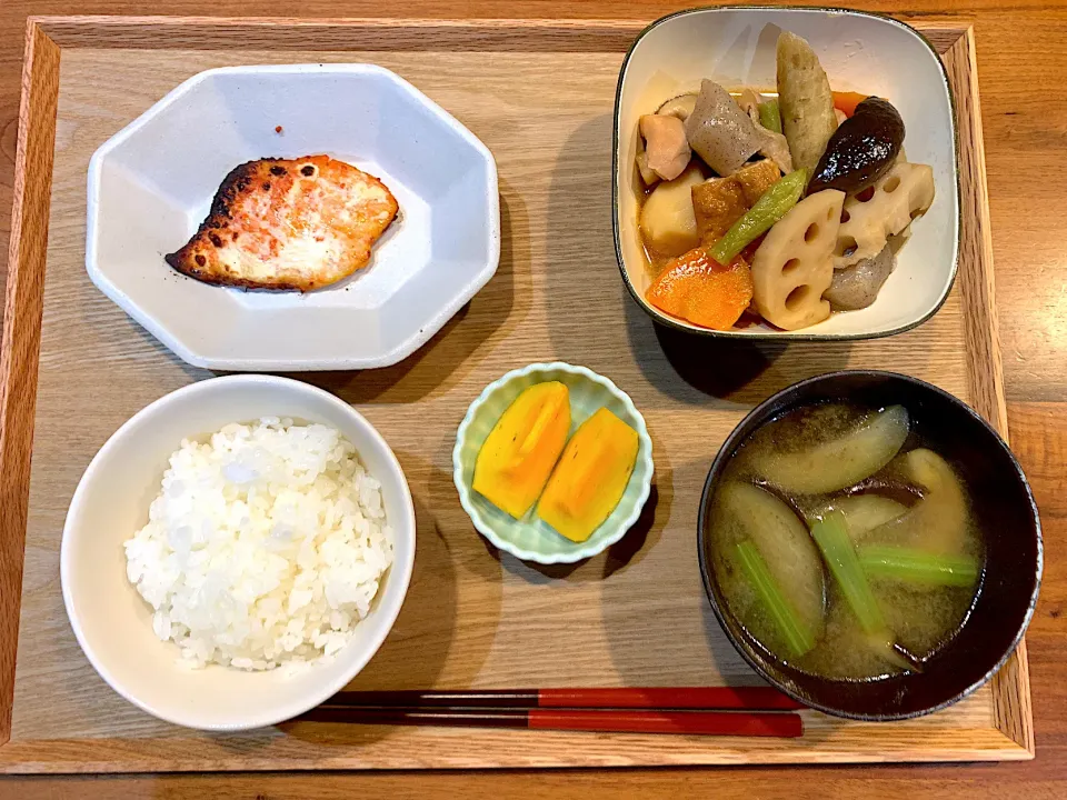 今日の夜ご飯(カジキ、筑前煮、茄子と小松菜味噌汁、柿)|cocomikaさん