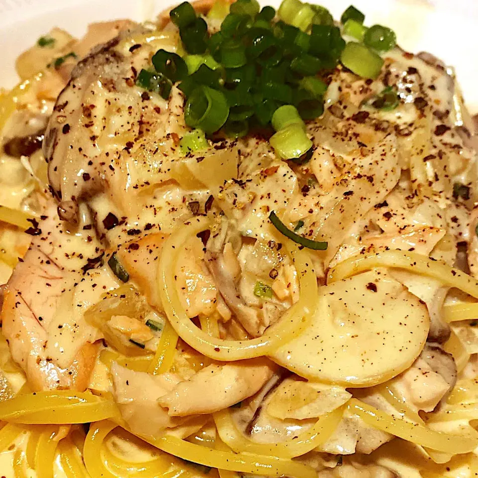 Dinner ! Dinner ! 
Freshly Poached Salmon , cooked in pink peppercorns , black pepper, kosher salt , lemon 
With a sauce made out of Fresh Garlic, Mushrooms, he|Emanuel Hayashiさん