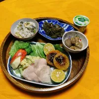 Snapdishの料理写真:grandmaの晩ごはん☆ 今夜はさつま芋サラダ、鶏胸肉のハム、ピーマン🫑の姿煮､栗の甘煮で頂きます。
柿のステーキ…とかしてたから、焼いてみたけど、アカン…やっぱり生で食べるのが1番☝️