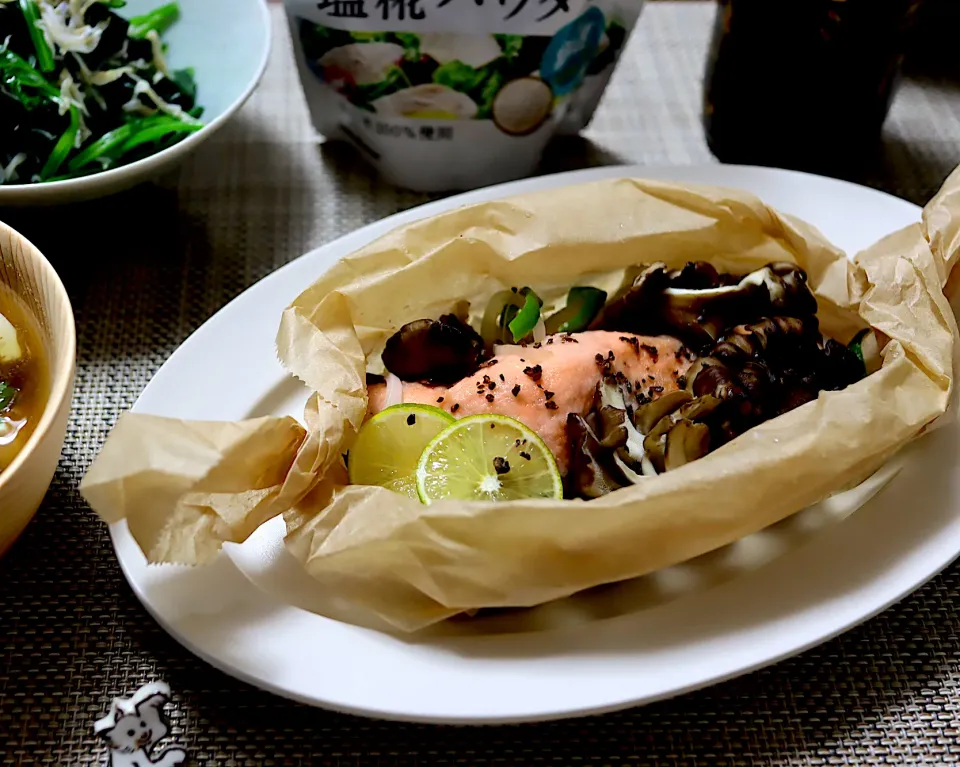 Snapdishの料理写真:めいめいさんの料理 鮭の紙包み蒸し焼き|かおるさん