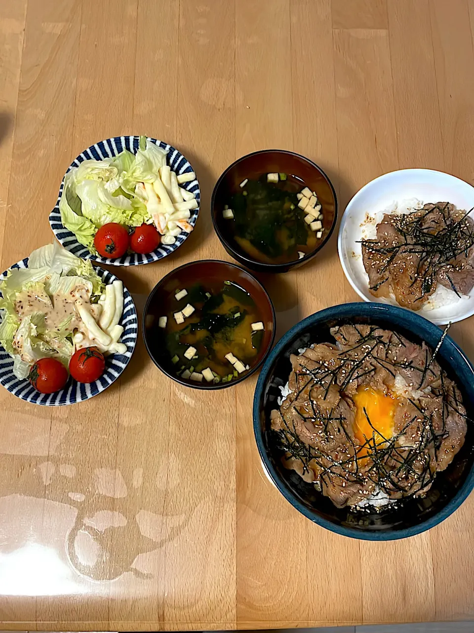 焼肉丼　サラダ　味噌汁|そのみさん