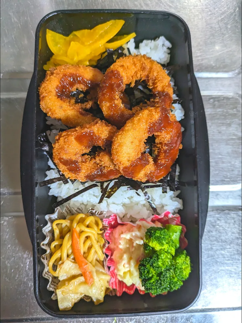 Snapdishの料理写真:旦那弁当　2023/10/28

イカリング
焼きそば
ポテトサラダ&ブロッコリーマヨ|ユキヨメ♪さん