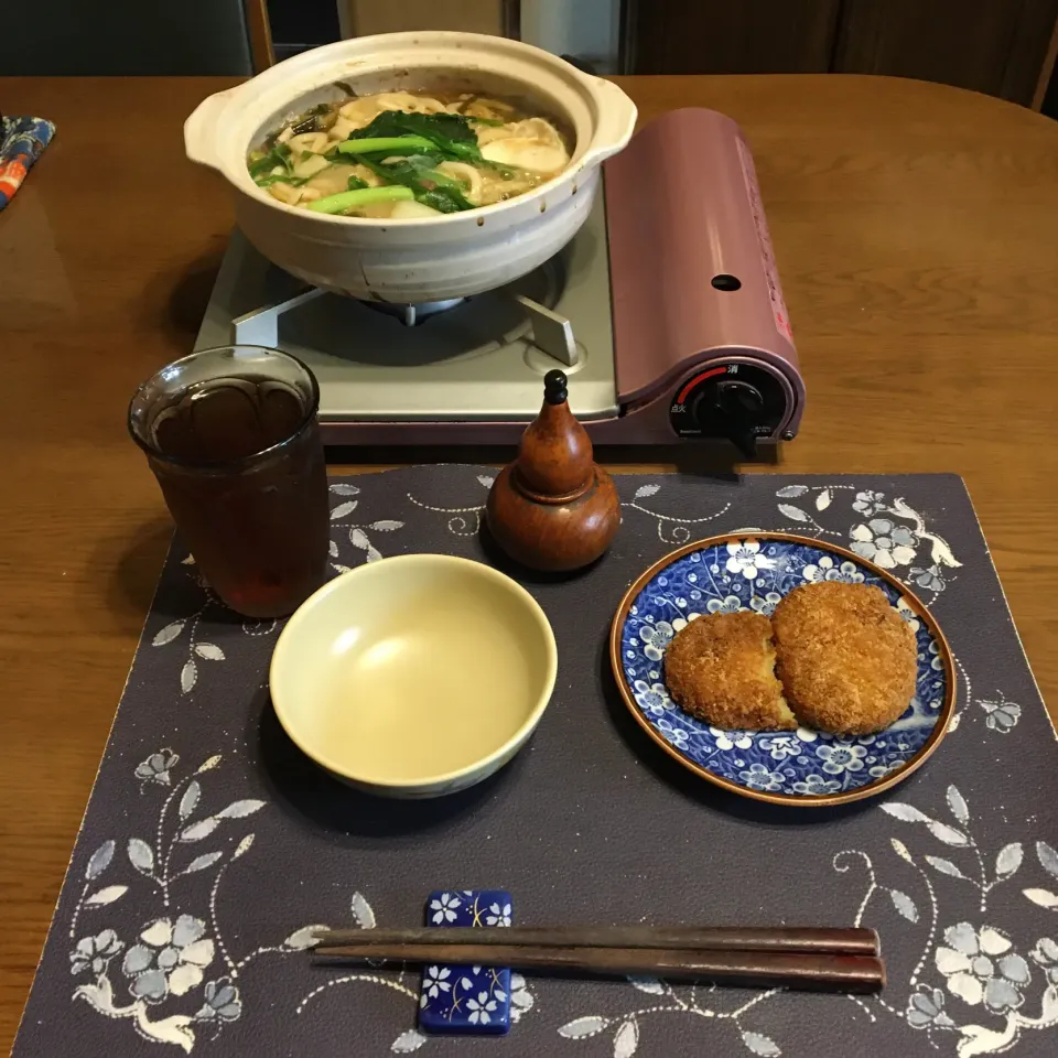 鍋焼きうどん、コロッケ、烏龍茶(朝ご飯)|enarinさん